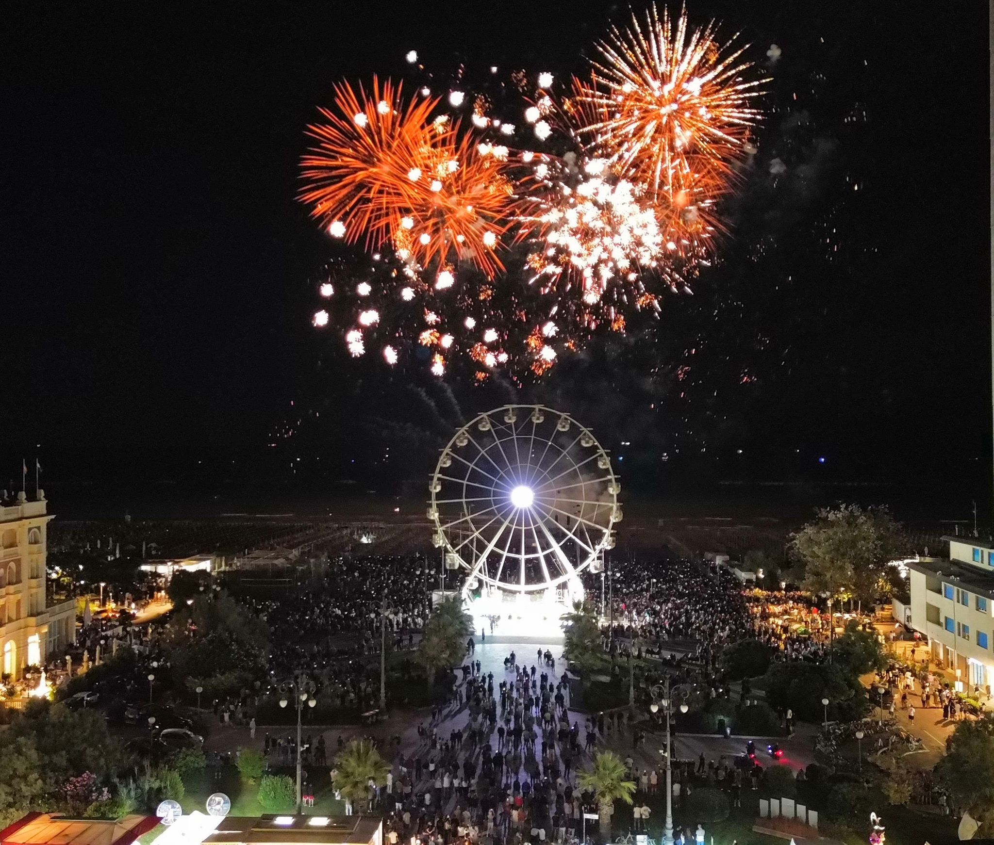 Lo spettacolo dei fuochi d artificio di Garibaldi foto 